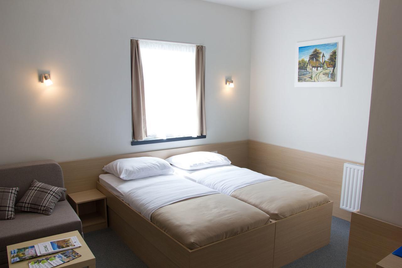 Hotel Lika Jug Brinje Buitenkant foto