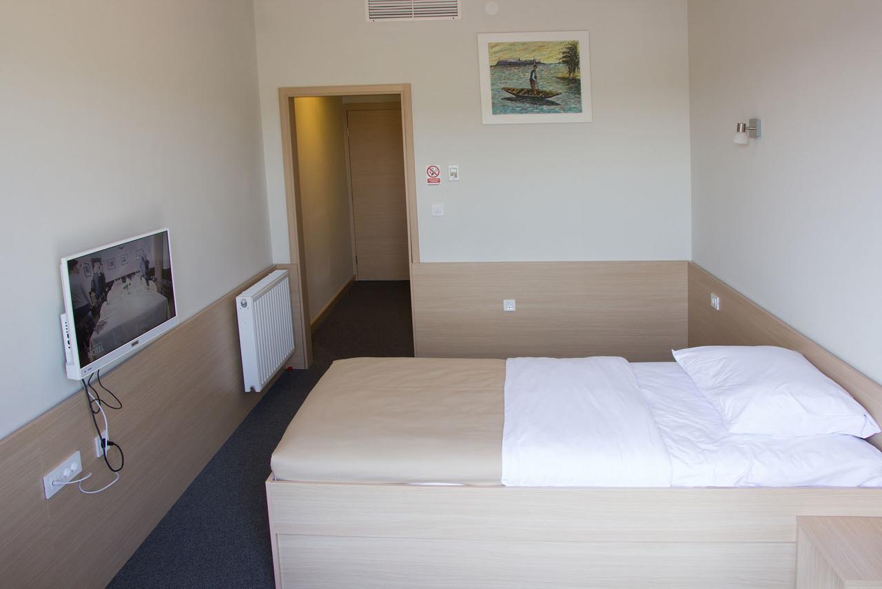 Hotel Lika Jug Brinje Buitenkant foto