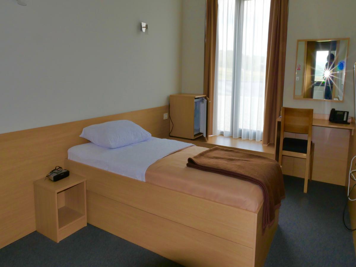 Hotel Lika Jug Brinje Buitenkant foto